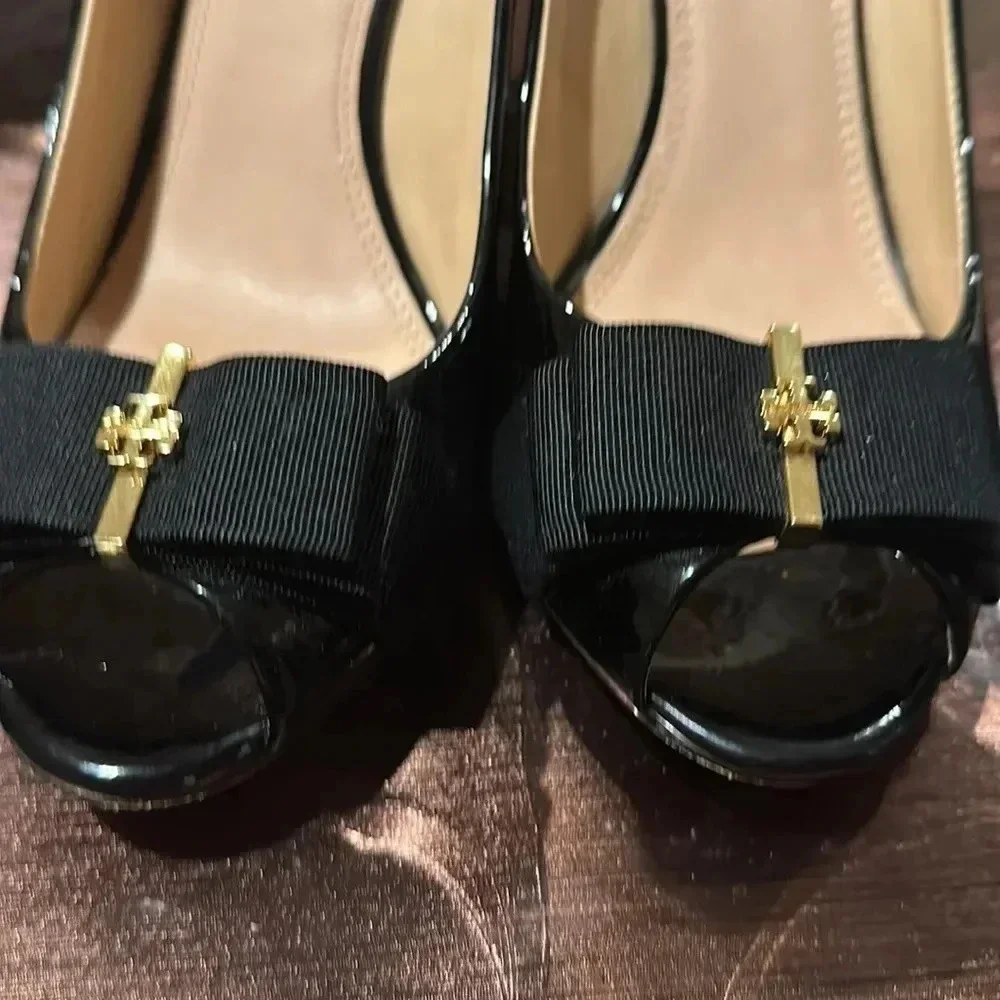 Tory Burch Black patent leather with bow and gold TB emblem Leather sole